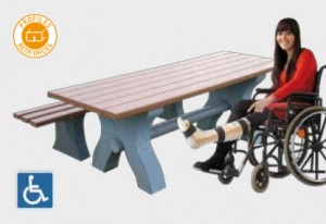 Table banc plastique recyclé accessible personne à mobilité réduite
