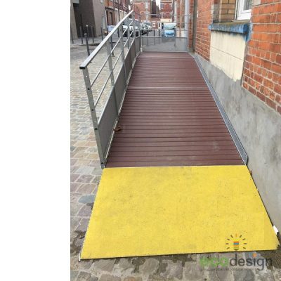 Rampe d'accès pour personnes à mobilité réduite avec sol en plastique recyclé